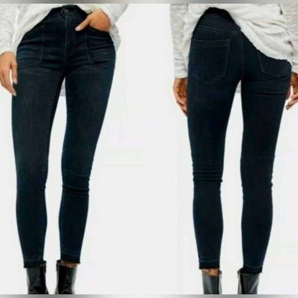 Free People Ivy Midrise skinny dark wash jeans with frayed hem, size 30